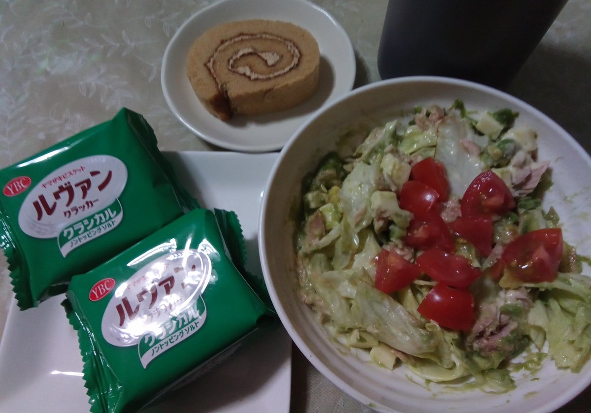 ainaokochi's tweet photo. 在庫処分にゃ晩飯～
#ルヴァンクラッカー(クラシカル)
ツナサラダ
↑+レタス･アボカド･ミニトマト
+#ベビーチーズ
#５つに切ったロールケーキ(コーヒー)
４６０ｋ強
#朝ご飯 #朝ごはん #朝食 #ヤマザキビスケット #六甲バター #ヤマザキ https://t.co/3P7UOumFUY