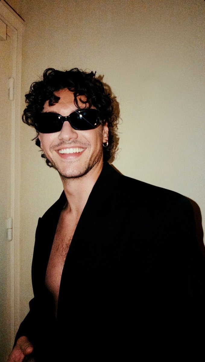 salvxtorelijah's tweet photo. paris is beautiful, but have you seen his smile? https://t.co/mXyV18RebD