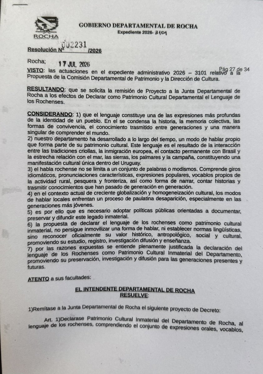 alejoumpierrez's tweet photo. EL ORGULLO DE NUESTRO HABLA: los rochenses siempre nos caracterizamos por hablar diferente el español. Más castizo, sin el voseo, sin acentuar los verbos y con un conjunto d e palabras y expresiones que nos dan identidad lingüística. Producto del aislamiento histórico de una época en tierra de “lejanías”, de bañados y esterales, donde recién en 1928 llego el ferrocarril a Rocha siendo la última capital departamental alcanzada, donde la ruta a Chuy llegó en 1945 y la carretera que sustituyó un trillo que iba a Cebollati se hizo en 1948 (allí trabajó mi padre). Y queremos mantener orgullosamente nuestra identidad y por ello promovimos la declaración de PATRIMONIO INMATERIAL DEL DEPARTAMENTO DE ROCHA AL LENGUAJE DE LOS ROCHENSES. Se creará un registro destinado a recopilar las palabras, expresiones o modismos propios de nuestro acervo. Gracias al Prof. Néstor de la Llana por impulsar esta idea con abundante base documental que recogimos con profundo gusto.