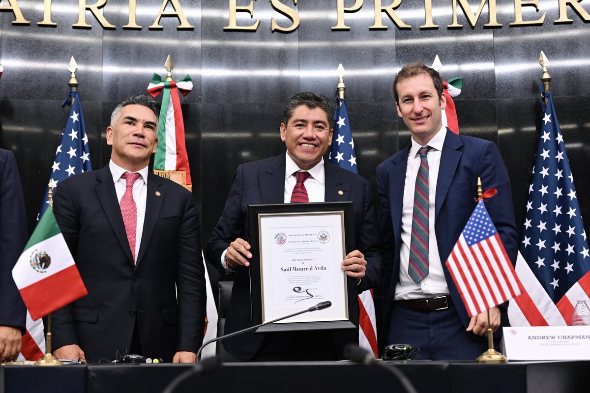alitomorenoc's tweet photo. La pluralidad también fortalece el trabajo del Senado. Me dio mucho gusto contar con la participación del Senador @Saul_MonrealA, integrante de la Comisión de Ciberseguridad, en nuestro seminario internacional “Retos Estratégicos, Ciberseguridad y Cooperación Internacional”.

En esta Comisión hemos demostrado que podemos dialogar, intercambiar puntos de vista y construir acuerdos cuando se trata de atender desafíos que importan a México. La ciberseguridad exige responsabilidad, apertura y la participación de todas las voces.

Gracias, Saúl, por acompañarnos, por tu disposición para sumar y por ser parte activa de los trabajos de esta Comisión. Seguiremos impulsando un espacio plural donde podamos construir soluciones en favor de México.