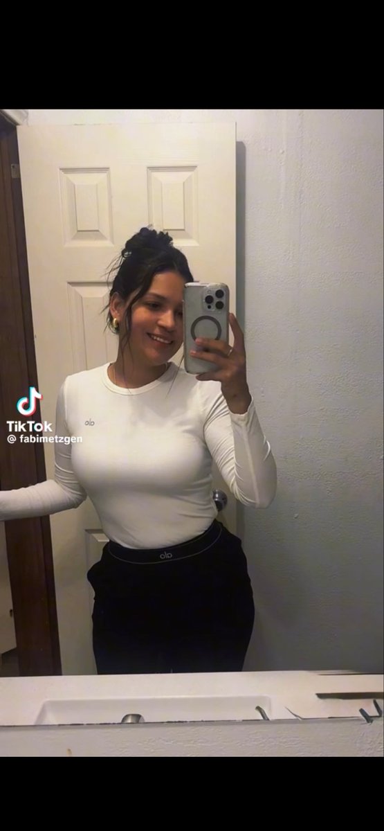 fabiolasass's tweet photo. I’m so cute 🥰 https://t.co/33FGZWHmtg