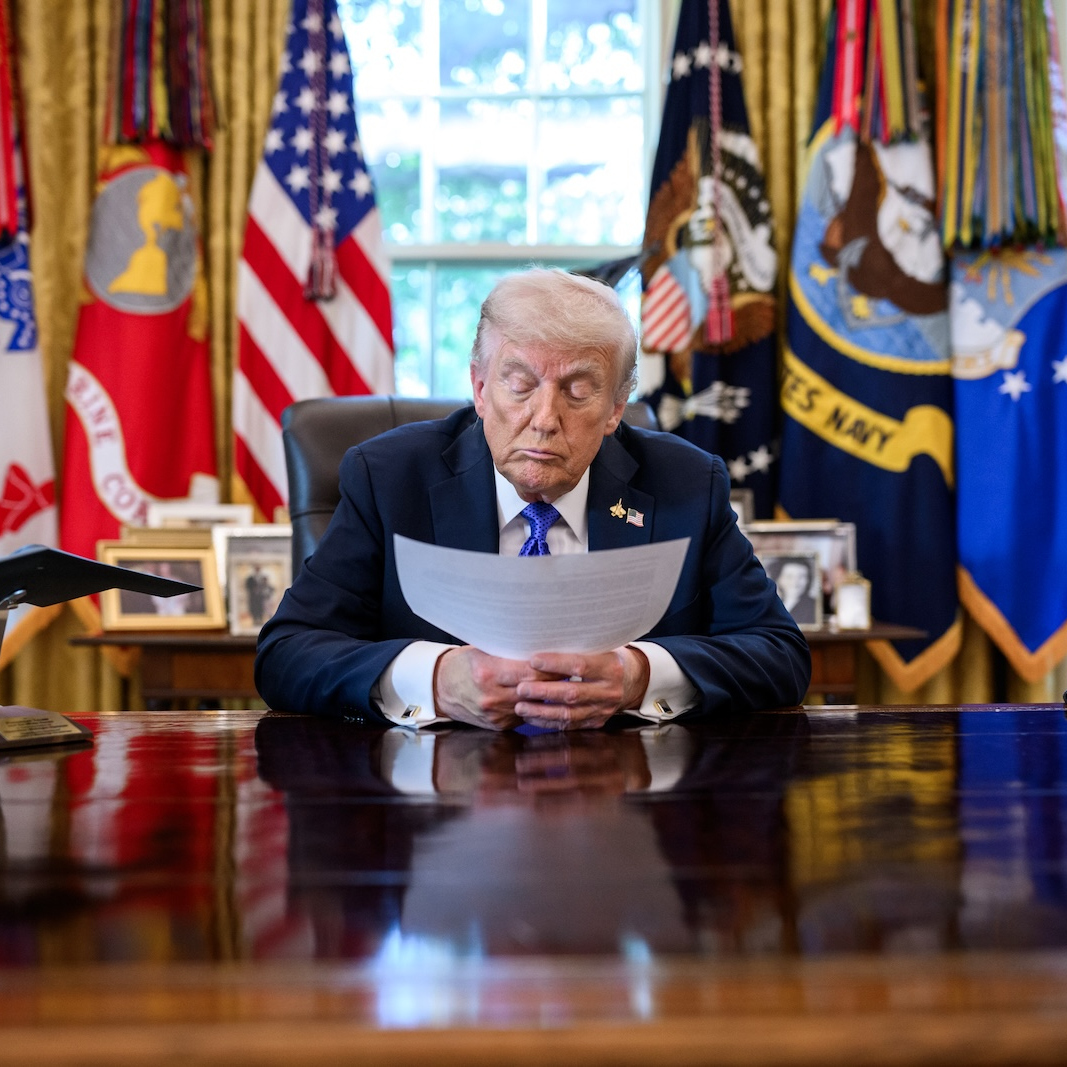 CoinMarketCap's tweet photo. LATEST: 🇺🇸 President Trump signed an executive order directing the US federal government to replace the terms "Artificial Intelligence" and "AI" with "Super Intelligence" and "SI" in official communications. https://t.co/Ddkm5N1aGV