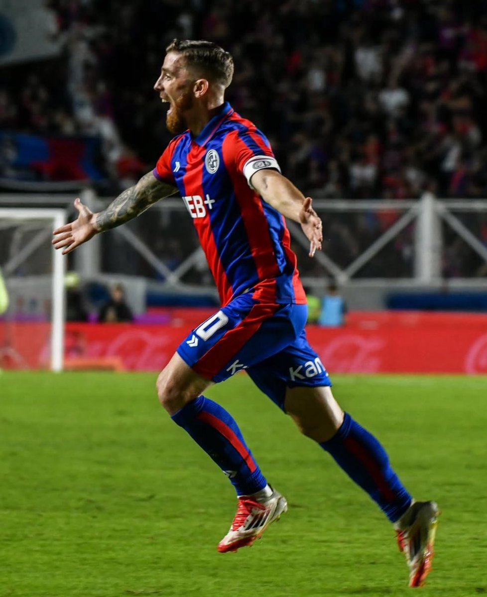 morettimarcelo's tweet photo. GESTIONAR con HECHOS
Comunicar datos, no relatos.

Con la premisa de bajar gradualmente el presupuesto de fútbol profesional y seguir pagando pasivo heredado, en junio 2025 tomamos la decisión de contratar a Damián Ayude para que dirija el plantel profesional percibiendo un salario de 13M de pesos mensuales (durante el año precio estuvo en la reserva con un salario de 4.5M).

Durante el 2025 el presupuesto de fútbol fue de 750M el primer semestre y 650M el segundo.
Logramos llegar a semifinales de la liga y clasificar a la Sudamericana para 2026 (quedamos a 1 punto de entrar a la Libertadores).

Llega el golpe de estado institucional el 16/12/2025 y asume Costantino el cual trae refuerzos a préstamo y sin relevancia deportiva elevando el presupuesto de fútbol a 1300M mensuales. En febrero 2026 le hace un nuevo contrato a Ayude (innecesario porque el que tenía vencía el 30/5/2026) triplicado su salario, para despedirlo a los 40 días y generar un pasivo enorme que hoy se debe cancelar.
En marzo contrata a Álvarez por 70mil dólares mensuales.
San Lorenzo queda eliminado de la liga lejos de los primeros puestos y eliminado de la Sudamericana en zona de grupos consolidando un mal semestre.

El 30/5/2026 asume Culotta, trae refuerzos a préstamo y eleva el presupuesto mensual de fútbol a 1500M de pesos (el actual), y sorpresivamente a los días comunica que Álvarez deja su cargo y trae a Gorosito por un contrato similar a su antecesor.
Gorosito dura 8 partidos y lo despiden. Trae a Insúa que tiene un contrato similar al de sus últimos dos anteriores colegas. 

San Lorenzo termina CONTRATANDO a 4 DTs en 7 meses generando un enorme pasivo innecesario. Culpa exclusiva de la incapacidad de gestión de Costantino y Culotta.

Para peor, ambos gobiernos dilapidaron un plantel profesional que a fines de 2025 había quedado entre los primeros lugares consolidando patrimonialmente al club dándoles lugar a muchos juveniles y con varios jugadores con poder de venta real. 
Hoy prácticamente no tenemos patrimonio. Dejaron ir libres o mal vendidos a todo lo que habíamos constituido.

Hoy sacan a relucir miserias en las redes oficiales del club. Salen a ventilar montos y contratos hechando culpas sin hacerse cargo de nada. Es que en verdad NADA hicieron. 
Hoy estamos lejos de todo, de los primeros lugares, de tener a una figura como Muniain, de los 22mil abonados, de los 80mil socios, de que todos los jugadores quieran venir a vestir esta gloriosa camiseta. Y lo arruinaron ustedes con su falta de gestión.

Hoy no se puede debatir si el club debe concursarse, simplemente porque NO puede hacerlo teniendo este déficit mensual que nosotros estábamos llevando a cero y Costantino y Culotta lo elevaron a tal punto que no sabemos dónde vamos a terminar.

PD: al payaso mentiroso del conductor que ayer dijo ridiculeces en C5N no le contesto porque solo una persona que no piense ni discierne puede creerse tal habladuría.