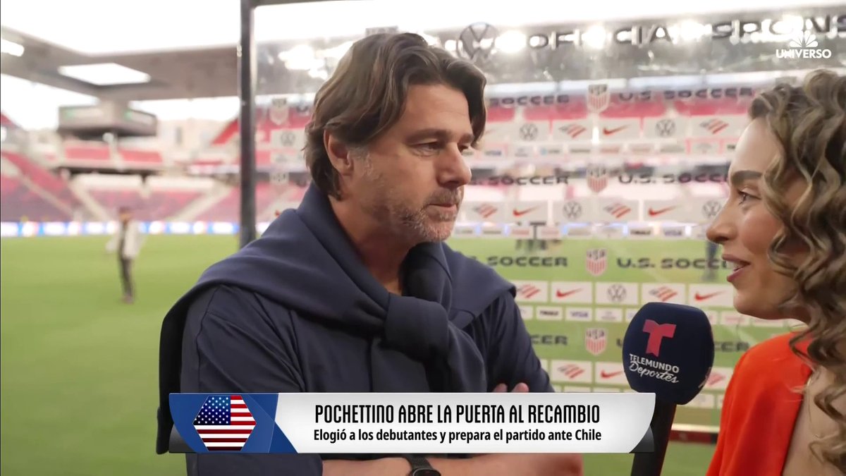 Mauricio Pochettino, head coach of the U.S. Men's National Soccer Team, is being interviewed by Telemundo Deportes reporter Isa Echeverri on the field, with the on-screen graphic reading "POCHETTINO ABRE LA PUERTA AL RECAMBIO" (Pochettino opens the door to change) as he discusses giving opportunities to young players ahead of a match against Chile.