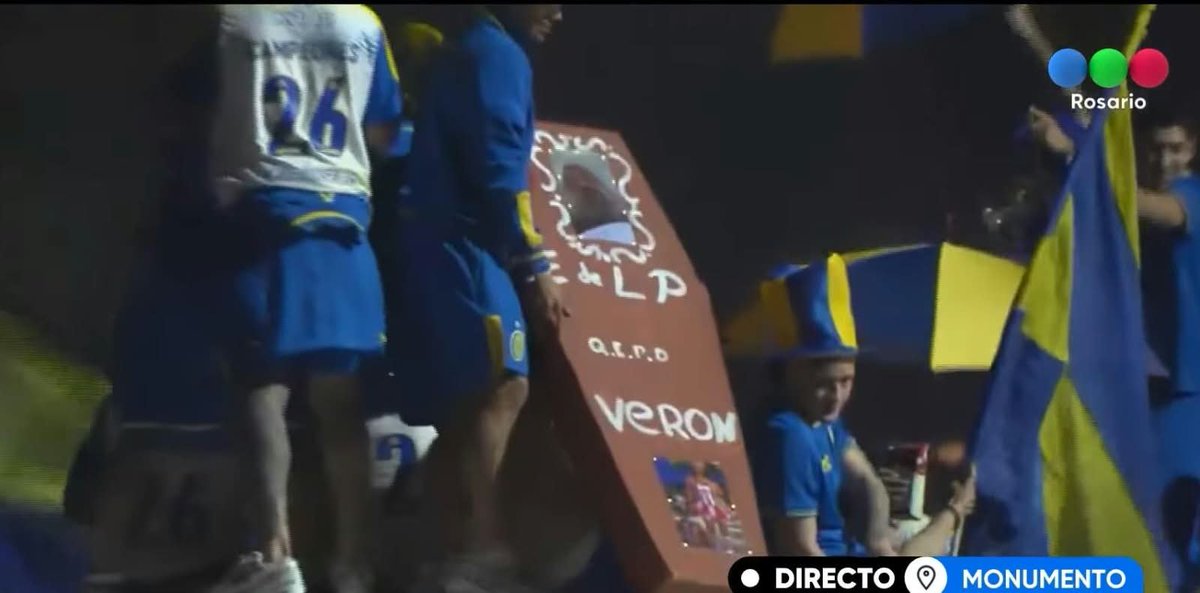 laurytombesy's tweet photo. Hace unos años, unos de esta ciudad, festejaron el descenso de EDLP con un ataúd  parecido a éste, la historia terminó que ese club siguió en desgracia tras desgracia y otro club ascendió y empezó su larga lista de coronaciónes🤷‍♀️ https://t.co/2lQtEFd0u2