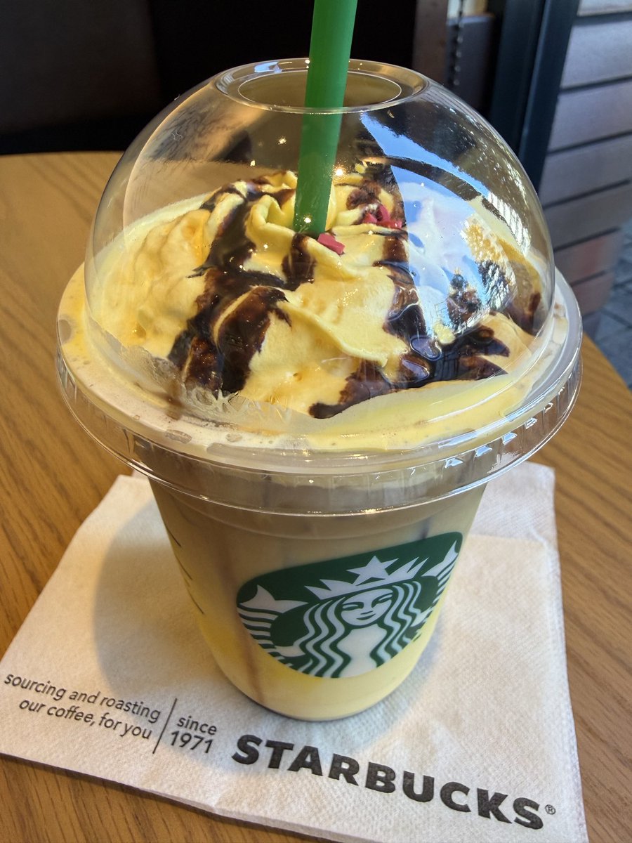eil_amelie's tweet photo. 「POKÉMON + STARBUCKS®」
コラボやってたぽくて、めっちゃ混んでたー
ピカチュウ ハニークリーム ラテ注文したら、ピカチュウのステッカー⚡️もらえたー！これは嬉しい！
なんとなく、前の人達が買ってた、リユーザブルカップとスタバのカードも購入しちゃったけど😂 https://t.co/SxaoE90uss