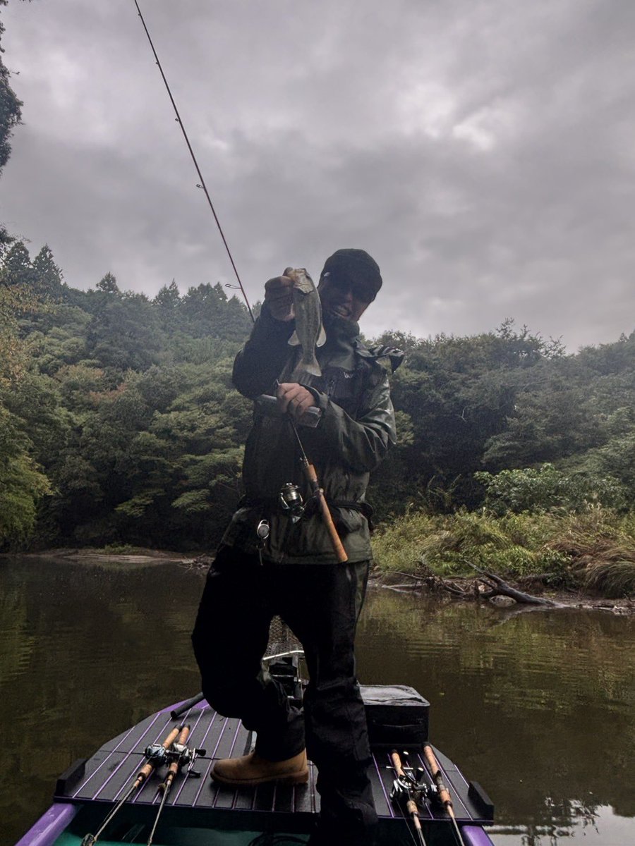 9999tomo's tweet photo. 昨日は初の亀山湖！！
身内艇王やってきました💡
数は釣れたけど良いサイズが混ざらず🤮
バックシートのちゃんくんが良いの釣ってくれました💡
さ、バス納めが終わったのでトラウトモ���ドに切り替えます🫡 https://t.co/CZOmDQeWIp