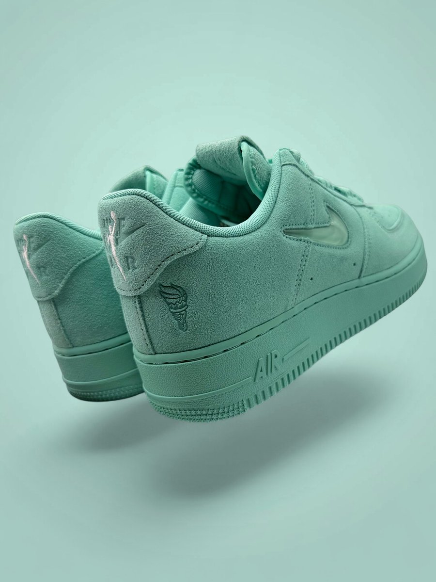 SoleRetriever's tweet photo. COMPLETE SET: WNBA x Nike Air Force 1 Jewel ☑️

-WNBA
-Indiana Fever
-Las Vegas Aces
-New York Liverty

📷 @rCClientele3 https://t.co/TXp72H9PNS