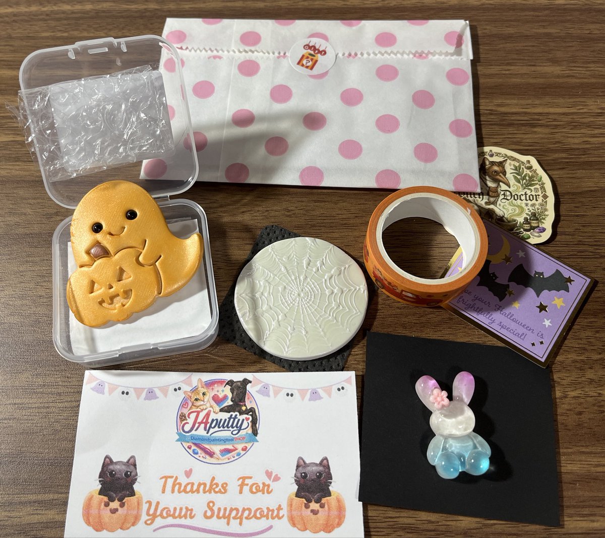 myou0501's tweet photo. JAputtyさんより。9月はハロウィンバージョン🎃👻初めて3Dパテを購入してみました。かぼちゃおばけかわいい😍パターンパテの色はホワイトに見えるけど、パールパープルです。角度を変えると🟣がキラキラします✨封筒はシークレットプレゼント🎁㊙️
#ダイヤモンドアート
#JAputty https://t.co/02gly9zmI3