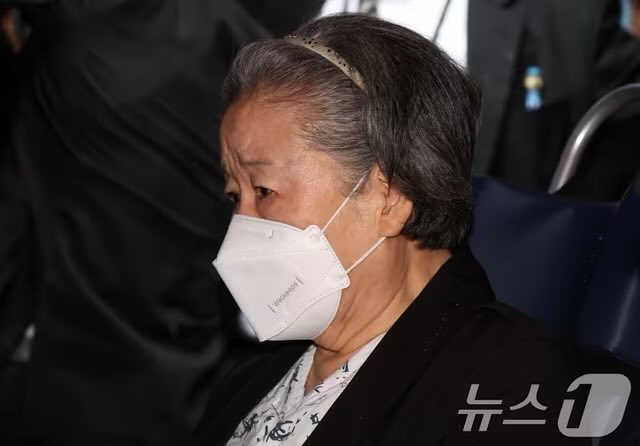 seeking12gates's tweet photo. BREAKING NEWS 🚨🚨 Dr. Hak Ja Han’s suspension of detention was extended AGAIN until October 20th, 2026.

That’ll be almost 5 months in a hospital due to her mistreatment!!! This is INSANE!!

#ReleaseTheMotherOfPeace https://t.co/9Mo8rU9YFC