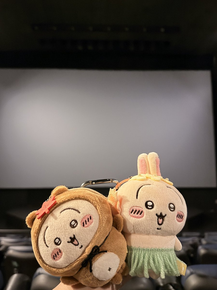 butter_mood's tweet photo. 레전드 1회차 매진인데 상영 5분전 입장객 10명.... 무슨일이야 이게 특전팔이들...? https://t.co/jhoUxtfz0T