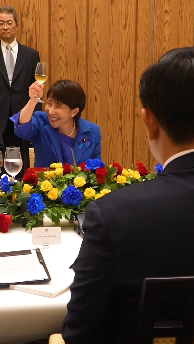 Adepteater029's tweet photo. 高市早苗「私に恥をかかせるな」

モンゴルのオチラル首相との首脳会談において、ワイングラスを高々と掲げてヘラヘラ笑いながらキョロキョロのキョロリンチョ。何なんだこいつは( ´థ౪థ)σ

奇行で恥を晒しているのはてめぇだよ( ´థ౪థ)σ https://t.co/ea8l9bcPfK