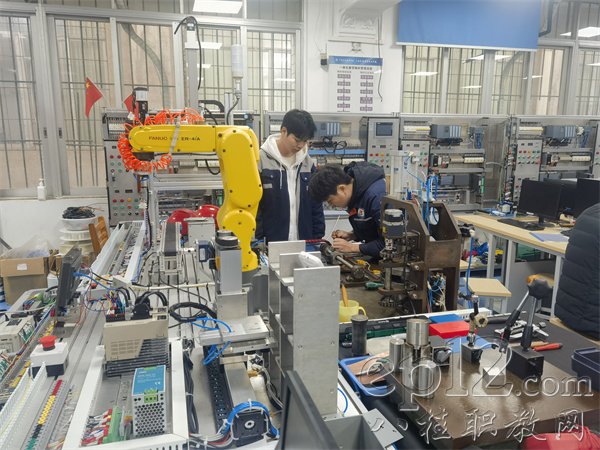 ferna_y_515_24b's tweet photo. [The technician had to fix the faulty machine and adjust the gear quickly, with tools neatly arranged on the workbench.]， https://t.co/w0Bk8O9jod