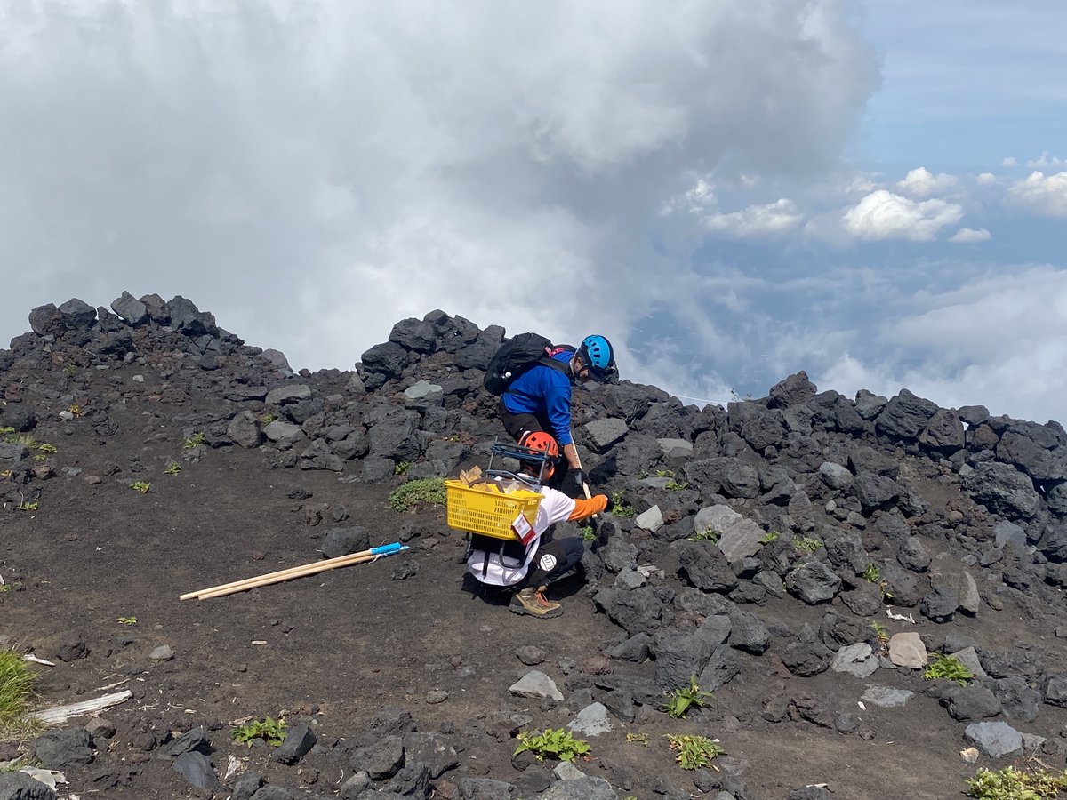 aibahiromi_EX's tweet photo. #相葉ヒロミ　あす木曜７時から３時間SP
世界遺産・富士山に落ちてる
ゴミを全部回収！
不法投棄の巨大危険ゴミともバトル！

雲の上の世界からお届けします

#相葉ヒロミのお困りですカー？
#ヒロミ　#相葉雅紀
#富士山 https://t.co/gwNuQdAjHm