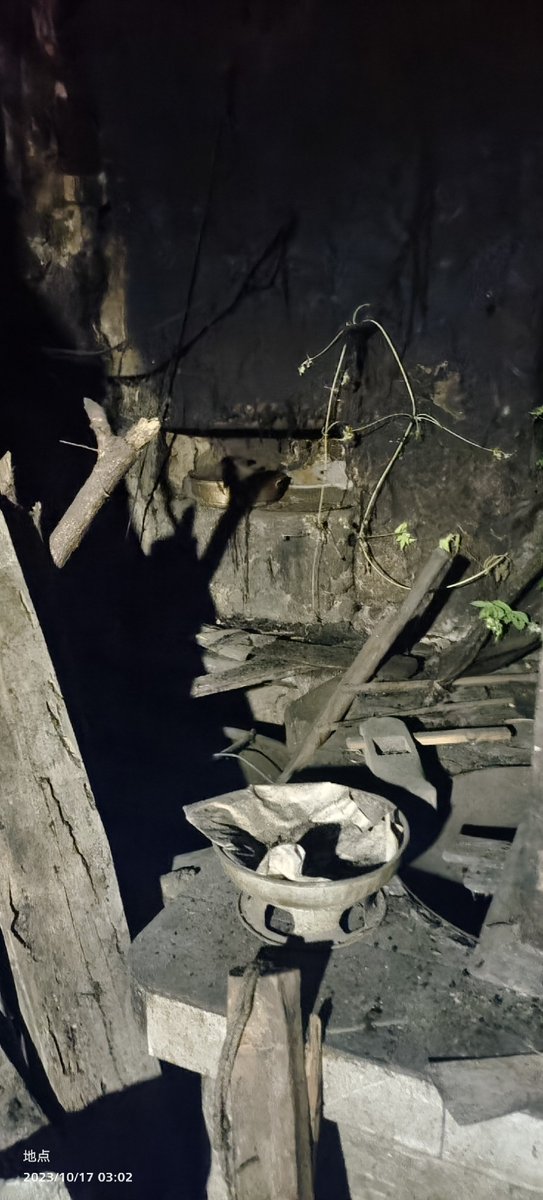 mspk99640707's tweet photo. [When ancient desiccated sieves meet a quiet storage barn, small moments hold old charm.]， https://t.co/lpcYcYlcQD