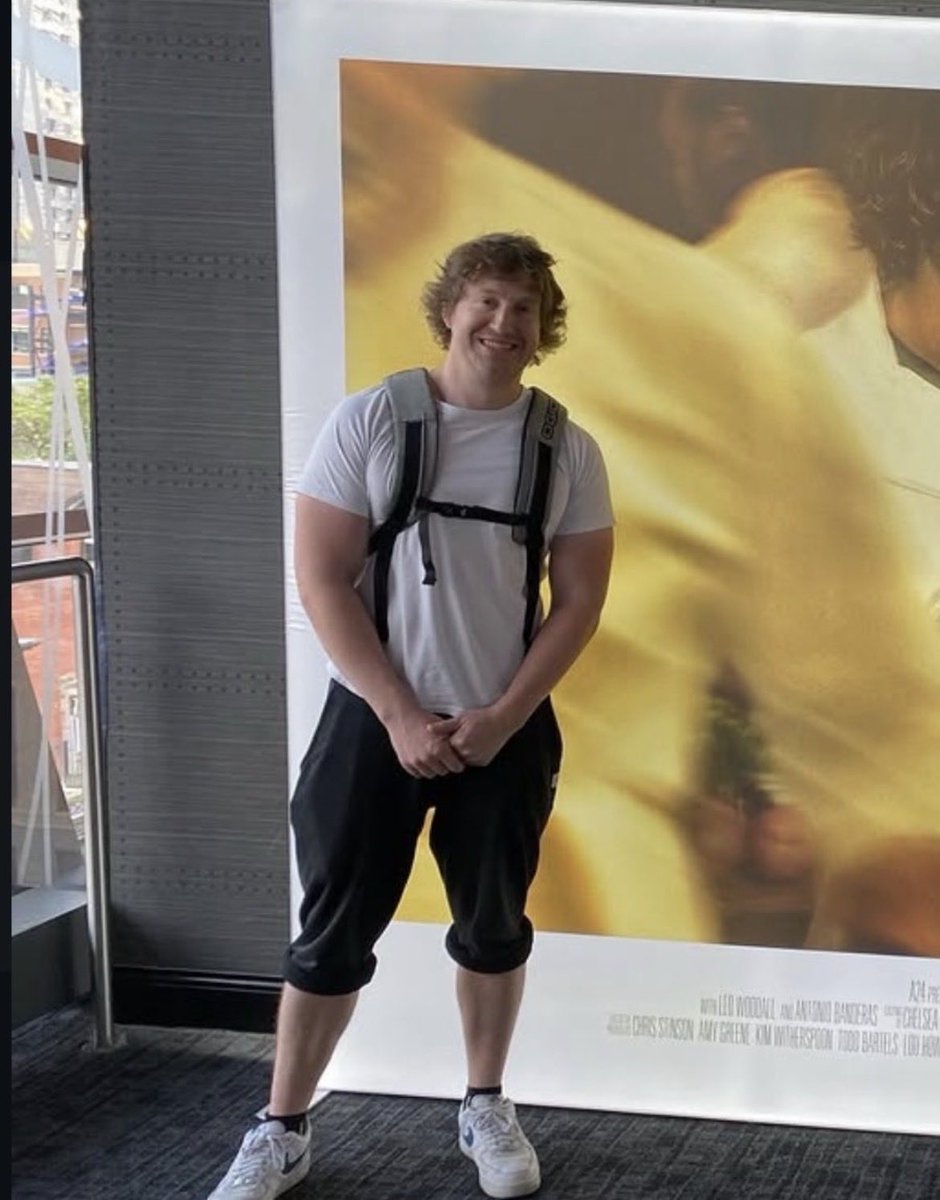 dynamitebarrk's tweet photo. “he looks better here than he did on the show. clearly he got some money.” - my dad after complaining about how he looked in The Burger (thanks Ted, i guess) https://t.co/6u8xkyOiAU