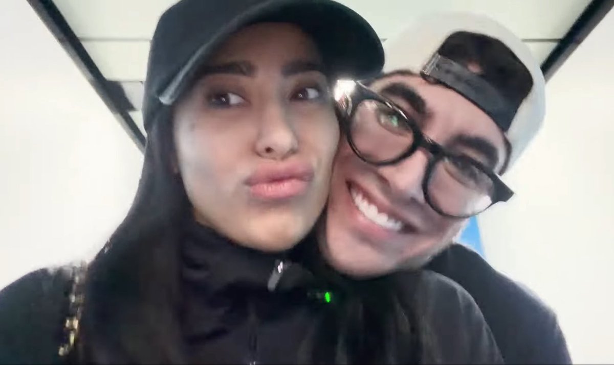 nayxxlit's tweet photo. vlogsitooo nuevo,los amo <3 https://t.co/UY5LQlCQc3