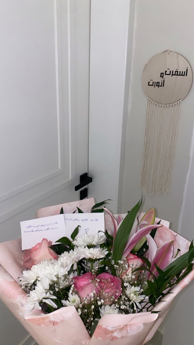 x6iii7's tweet photo. ١ : اطلع من الدوام بدري عشانها
٢: اخذ لها بوكية ورد 
٣: عطر (*****)
٤: بكج من جديل بيوتي سپا
٥: مبسوط الان واقدر انام لانها مبسوطة. https://t.co/nRIM8IBprz