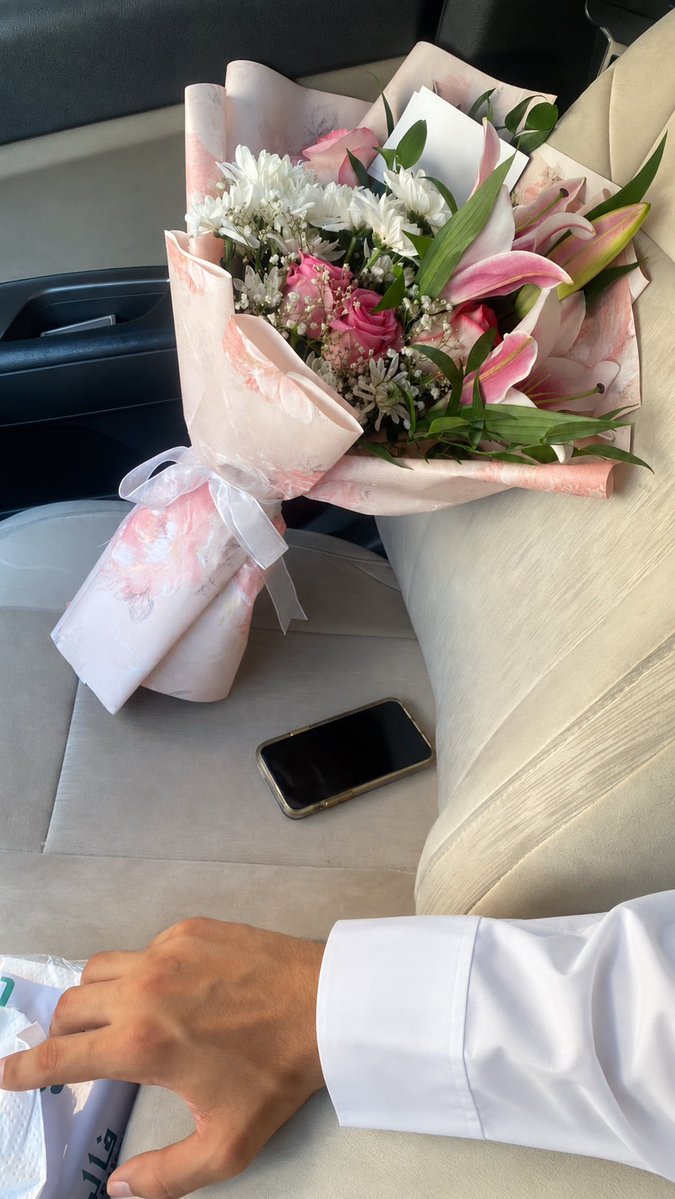 x6iii7's tweet photo. ١ : اطلع من الدوام بدري عشانها
٢: اخذ لها بوكية ورد 
٣: عطر (*****)
٤: بكج من جديل بيوتي سپا
٥: مبسوط الان واقدر انام لانها مبسوطة. https://t.co/nRIM8IBprz