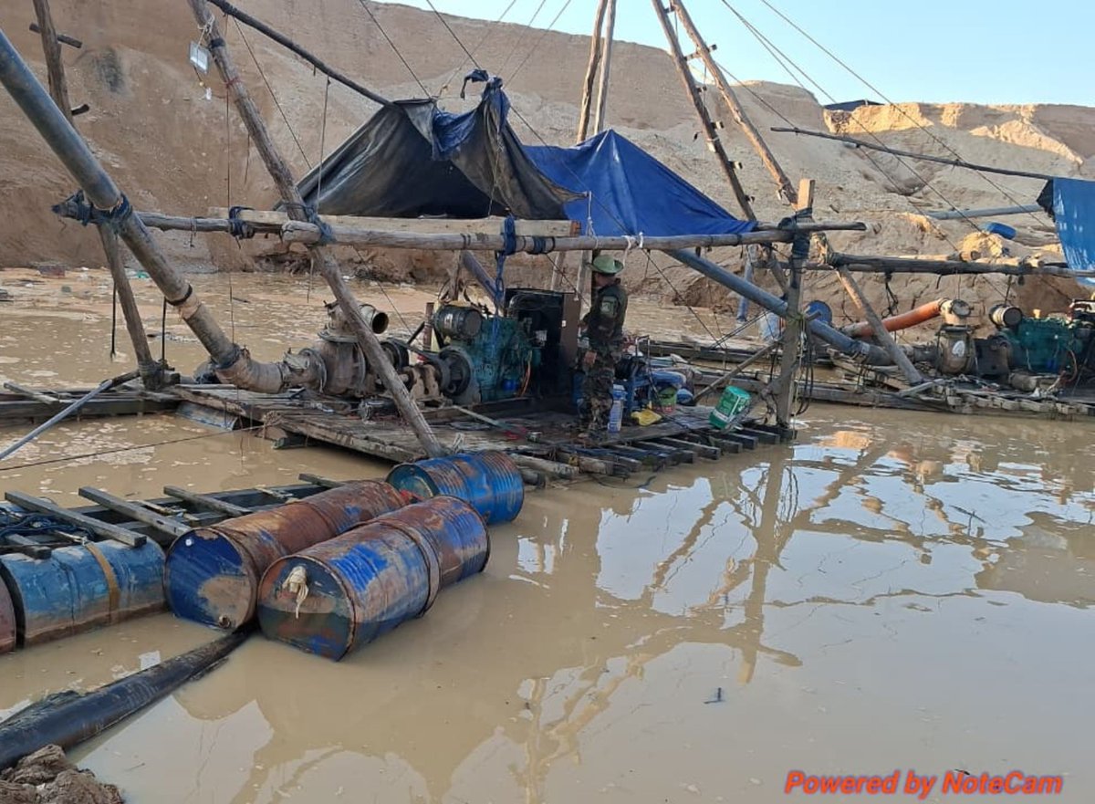 CCFFAA_PERU's tweet photo. #MadreDeDios| En Inambari, nuestro Comando Operacional del Sur y la @PoliciaPeru destruyeron 12 balsas tracas, 13 motores, 12 plataformas de madera, entre otros bienes y enseres utilizados para la minería ilegal, valorizados en más de S/14 millones.
#OperacionesMilitaresCCFFAA https://t.co/t70QnLnbma