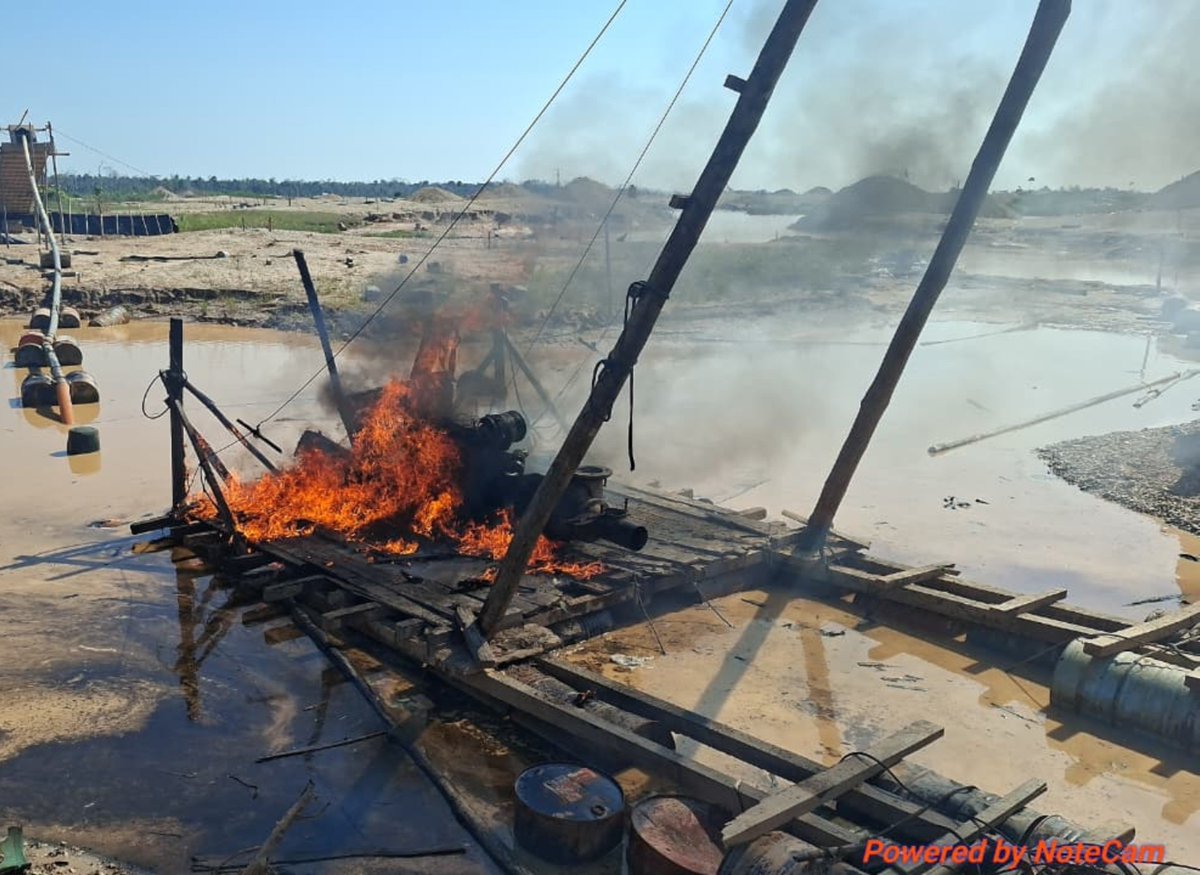 CCFFAA_PERU's tweet photo. #MadreDeDios| En Inambari, nuestro Comando Operacional del Sur y la @PoliciaPeru destruyeron 12 balsas tracas, 13 motores, 12 plataformas de madera, entre otros bienes y enseres utilizados para la minería ilegal, valorizados en más de S/14 millones.
#OperacionesMilitaresCCFFAA https://t.co/t70QnLnbma