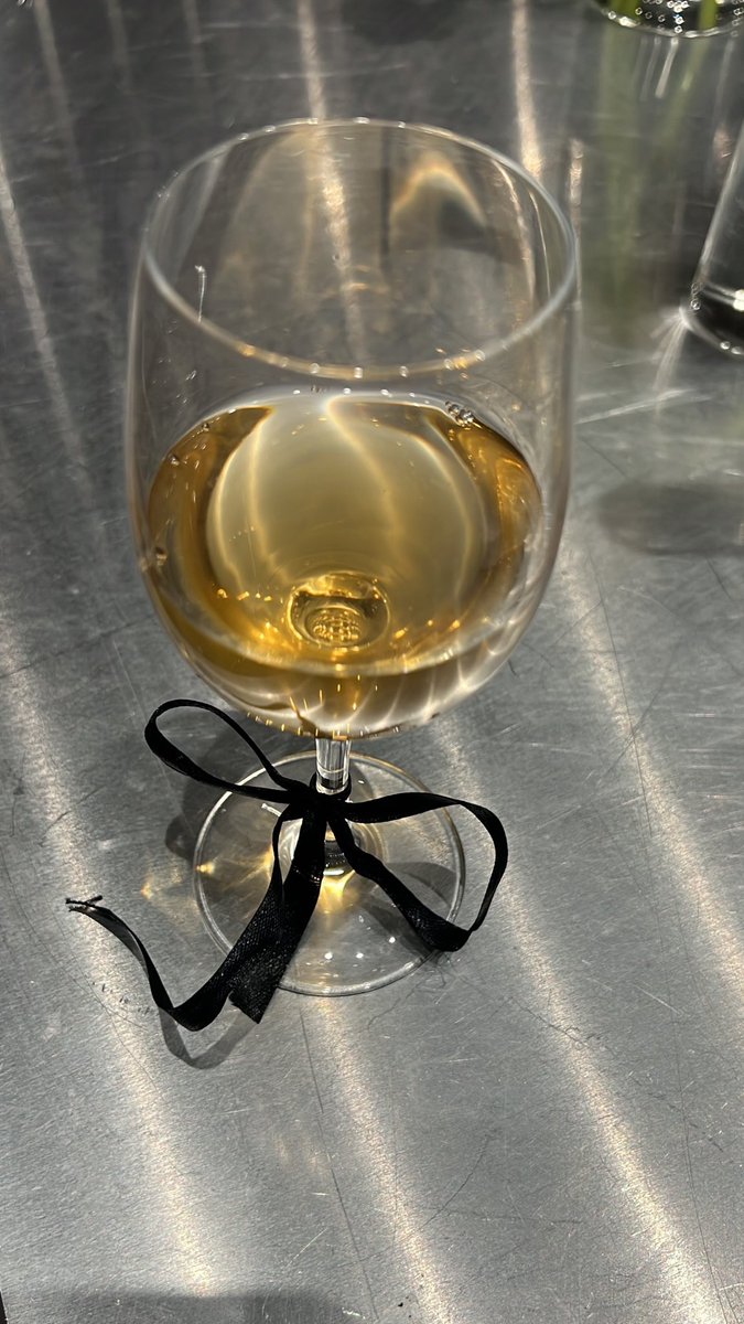 niakaneza's tweet photo. cheeky little glass at 1am https://t.co/qjixNjzHLJ