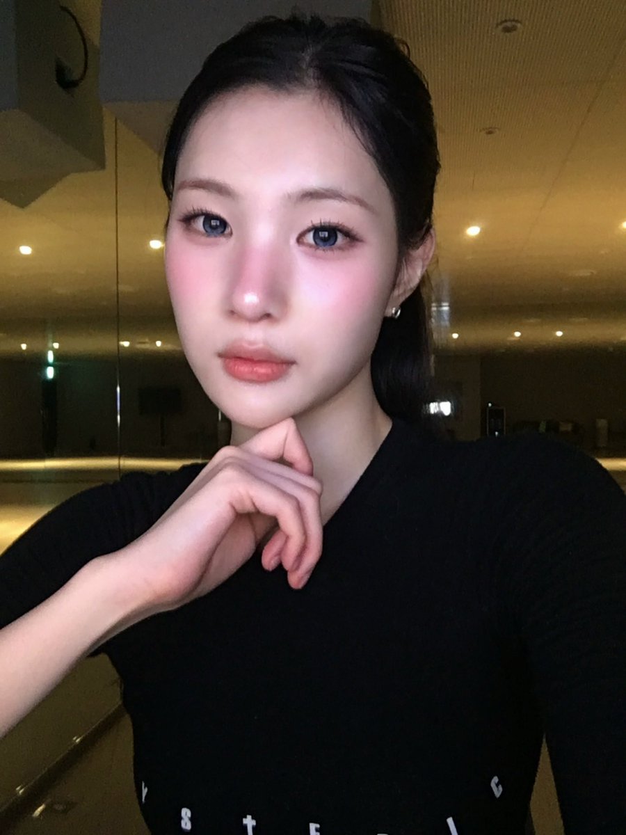 kixjuun's tweet photo. Feeling all kinds of cute and cool in these selfies. Soft smiles meeting sharp glances, curves framed just so. Casual chic meets pure diva sass with a playful twist. https://t.co/kp9nTpyCcj
