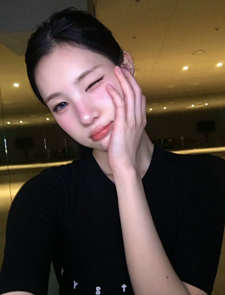 kixjuun's tweet photo. Flashing that rare winsome edge while keeping it light and cheeky. Ready to turn heads without trying too hard. https://t.co/vevOa2UiHg