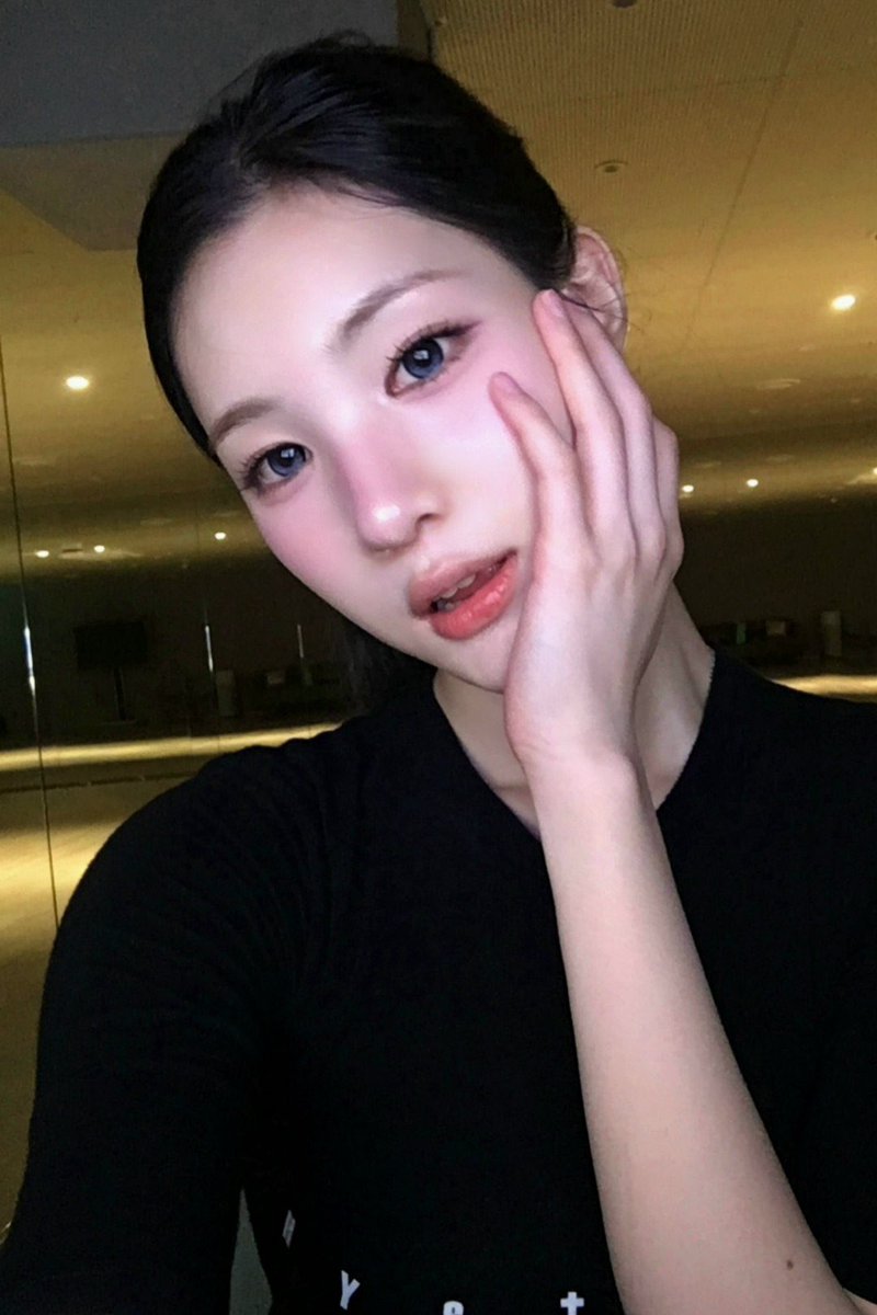 kixjuun's tweet photo. Flashing that rare winsome edge while keeping it light and cheeky. Ready to turn heads without trying too hard. https://t.co/vevOa2UiHg