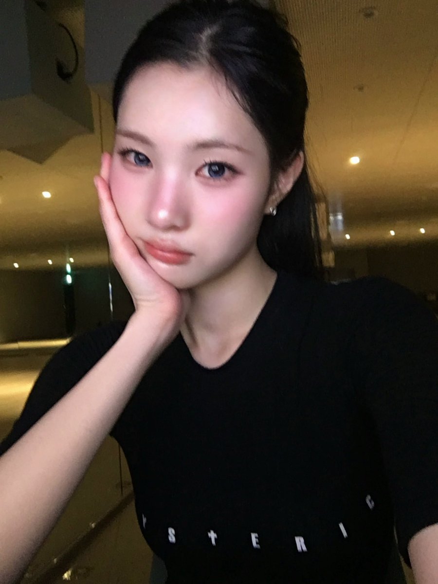 kixjuun's tweet photo. Flashing that rare winsome edge while keeping it light and cheeky. Ready to turn heads without trying too hard. https://t.co/vevOa2UiHg