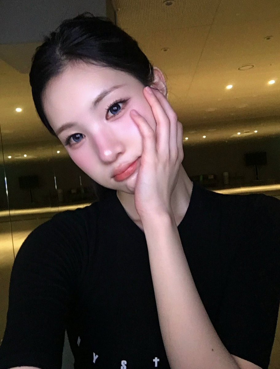 kixjuun's tweet photo. Flashing that rare winsome edge while keeping it light and cheeky. Ready to turn heads without trying too hard. https://t.co/vevOa2UiHg
