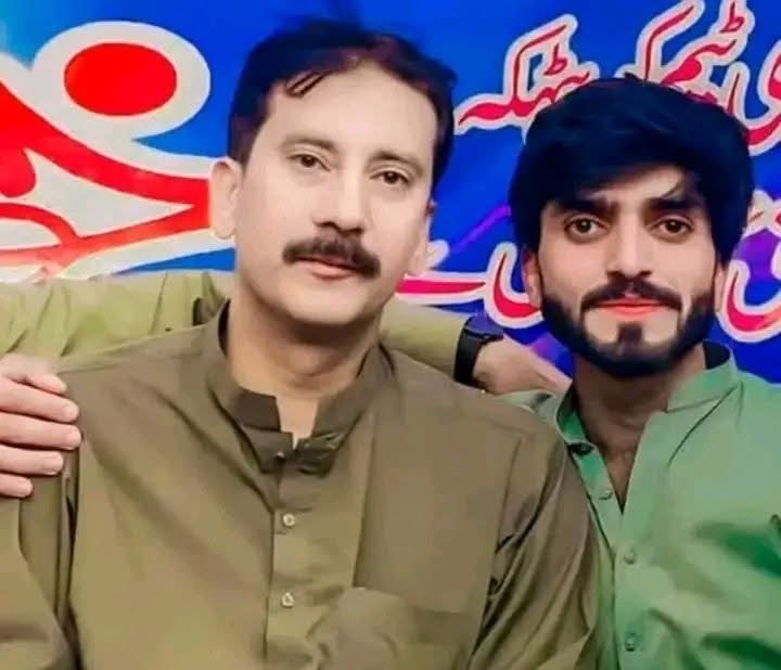 Umme_Haani11's tweet photo. مظفرآباد سے معروف سوشل میڈیا ایکٹویسٹ افی راجہ گرفتار‼️‼️
ممبر عوامی ایکشن کمیٹی ضلع مظفرآباد افی راجہ راولپنڈی سے رات گئے گرفتار کر لیے گے 
وہ پہلے دن ہی سے مطلوب تھے اور انکی تلاش میں کئی چھاپیں مارے گئے
افی راجہ کے بارے میں معلومات کے مطابق ان کا سوشل میڈیا پولیس اہلکاروں کے استعمال میں ہے جو تاحال ایکٹیو ہے
افی راجہ گزشتہ شب سے پولیس حراست میں ہیں ان کے سوشل میڈیا اکاونٹس تک پولیس اہلکاروں کی رسائی ہے جس سے مختلف افراد سے رابطے کیے جاتے ہیں 
افی راجہ سے رابطے میں رہنے والے لوگ محتاط رہیں پولیس دیگر لوگوں کی گرفتاری کے لیے افی راجہ کے سوشل میڈیا کا سہارا لیکر رابطہ کر سکتی ہے
#RightsMovementAJK