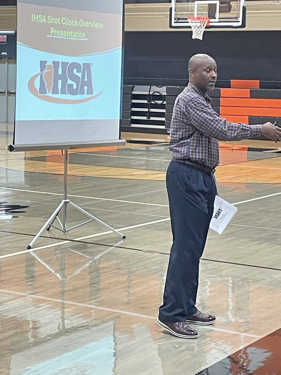 IBCArecsec's tweet photo. At S’field Lanphier HS, Basketball Official Darin Sorter educates coaches, officials, and clock keepers about shot clock rules &amp; procedures. This is the first of twelve Mini-Clinics throughout the state hosted by the IBCA. @ibcacoaches @BBallMuseumIL @IHSA_IL @sdilley20 https://t.co/AhuwEZSJgg