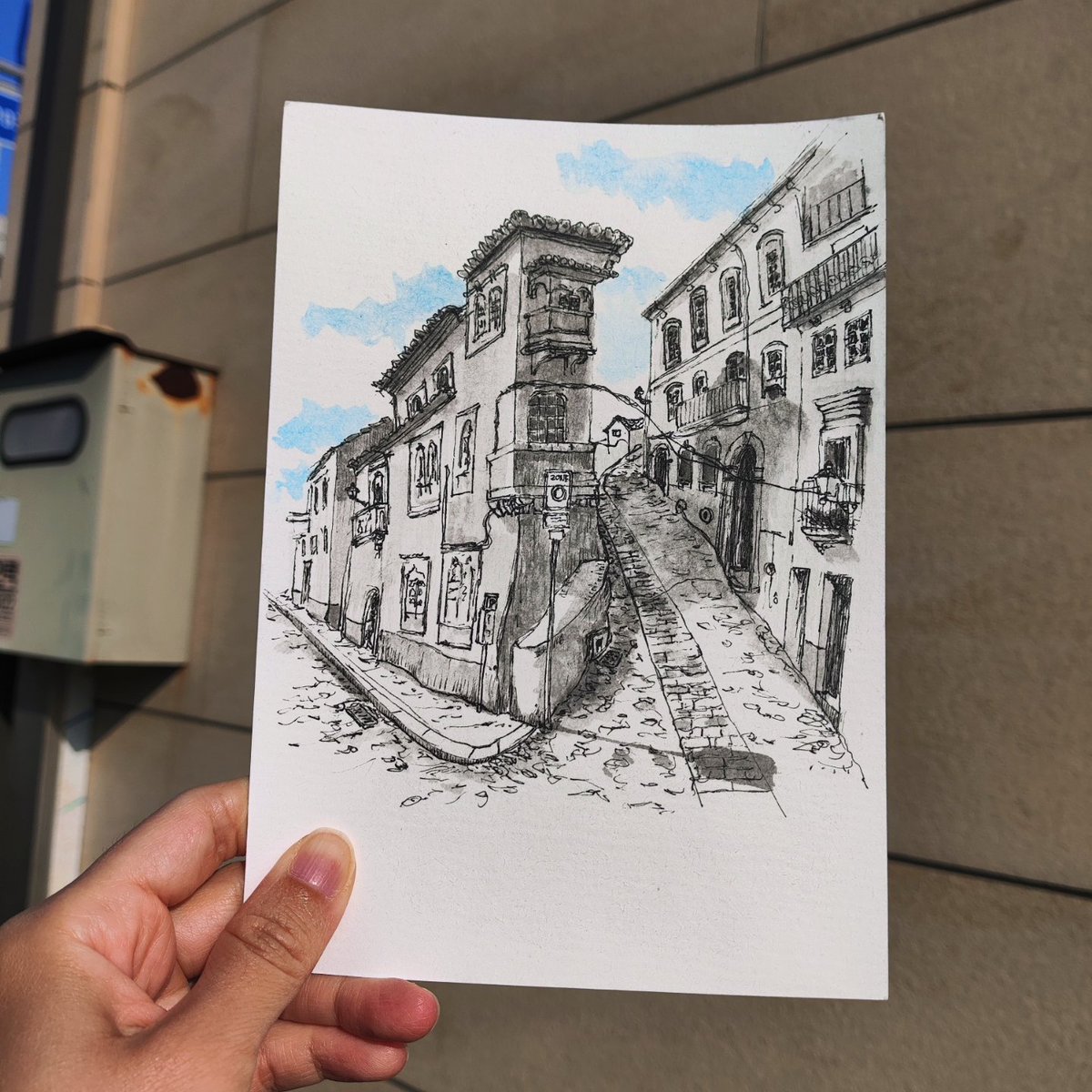 looiartt's tweet photo. 古い建物の雰囲気と石畳の坂道が素敵だったので、ペンで描いてみました。
#イラスト  #ペン画 #スケッチ #ヨーロッパの街並み  #イラスト好きな人と繋がりたい #お絵描き #アート巡り
#일러스트 #손그림 #펜화 #수채화 #유럽풍경 #드로잉 #일러스트레이터 #그림소통 https://t.co/MiNwu4VwGL
