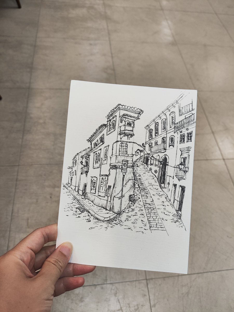 looiartt's tweet photo. 古い建物の雰囲気と石畳の坂道が素敵だったので、ペンで描いてみました。
#イラスト  #ペン画 #スケッチ #ヨーロッパの街並み  #イラスト好きな人と繋がりたい #お絵描き #アート巡り
#일러스트 #손그림 #펜화 #수채화 #유럽풍경 #드로잉 #일러스트레이터 #그림소통 https://t.co/MiNwu4VwGL