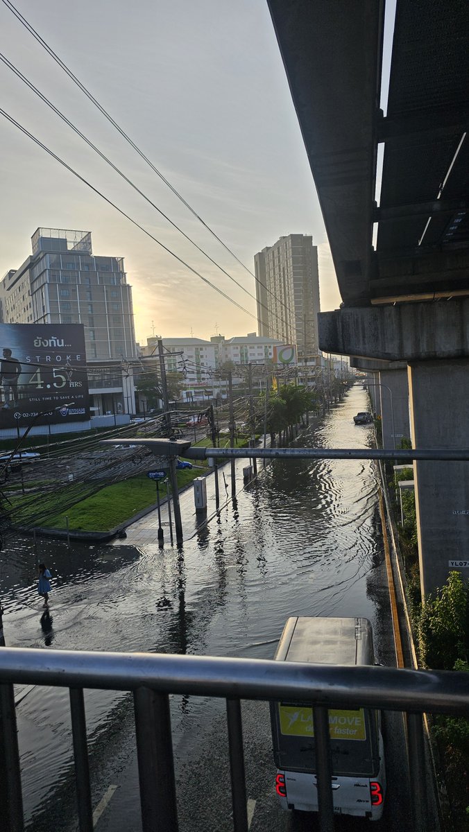 Numoogung's tweet photo. สถานการณ์น้ำ เขตบางกะปิ  โซนถนนลาดพร้าววันนี้ 30/09/2025 เวลาประมาณ 06:45 น. 

ฟุตบาทเริ่มแห้งแล้ว น้ำหน้าซอยน่าจะประมาณ 10-15 cm
รถเล็กยังเสี่ยงอยู่ รถเมล์กลับมาวิ่งแล้ว
เป็นกำลังใจให้ทุกคน(รวมถึงตัวเอง) ในการออกไปทำงานนะคะ 🥺

#น้ำท่วม #บางกะปิ https://t.co/aos1CDzPY2
