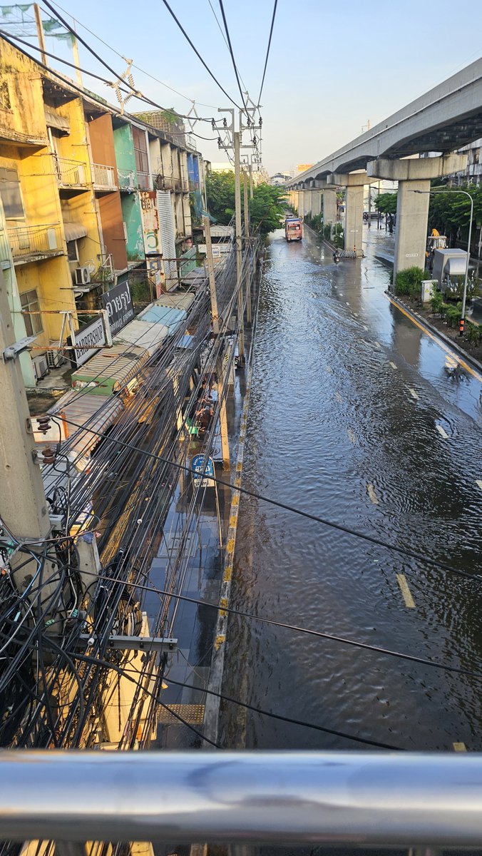 Numoogung's tweet photo. สถานการณ์น้ำ เขตบางกะปิ  โซนถนนลาดพร้าววันนี้ 30/09/2025 เวลาประมาณ 06:45 น. 

ฟุตบาทเริ่มแห้งแล้ว น้ำหน้าซอยน่าจะประมาณ 10-15 cm
รถเล็กยังเสี่ยงอยู่ รถเมล์กลับมาวิ่งแล้ว
เป็นกำลังใจให้ทุกคน(รวมถึงตัวเอง) ในการออกไปทำงานนะคะ 🥺

#น้ำท่วม #บางกะปิ https://t.co/aos1CDzPY2