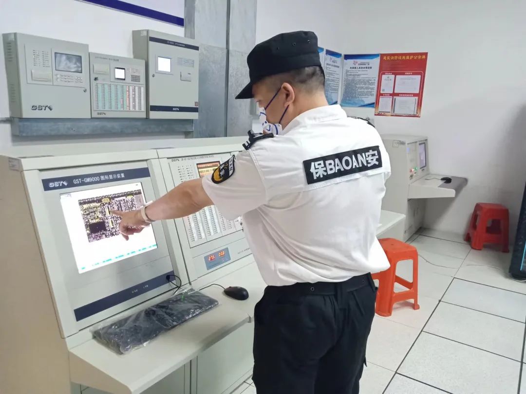cQefwcAD3AQLYdD's tweet photo. [My night shift is such a grind, but I’ll get through it—today’s duty has me holding the fort like a tiny, calm brooch!]， https://t.co/mygfhWKVr3