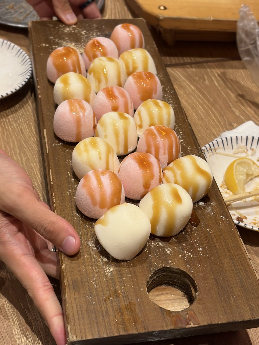 nandemoii_games's tweet photo. バカの唐揚げとバカの雪見だいふく。。。

それより後ろで飲んでた「女子9：男1」の若者集団が一体何の集まりなのか気になりすぎたw

何の集まりなのか。
そして男1は何者なのか。
なぜそこに辿り着けたのか。

気になりすぎて夜しか寝れなかったw https://t.co/v22XgOlbKy
