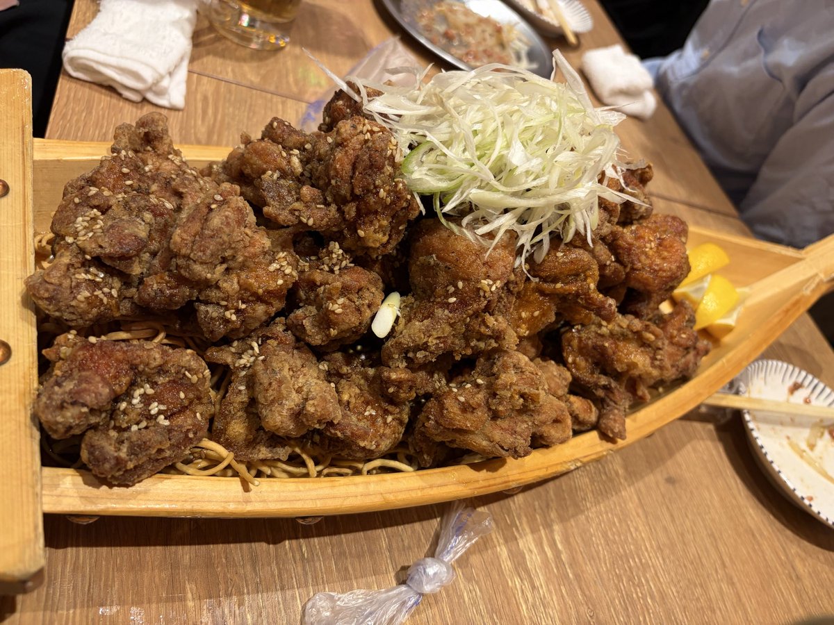 nandemoii_games's tweet photo. バカの唐揚げとバカの雪見だいふく。。。

それより後ろで飲んでた「女子9：男1」の若者集団が一体何の集まりなのか気になりすぎたw

何の集まりなのか。
そして男1は何者なのか。
なぜそこに辿り着けたのか。

気になりすぎて夜しか寝れなかったw https://t.co/v22XgOlbKy