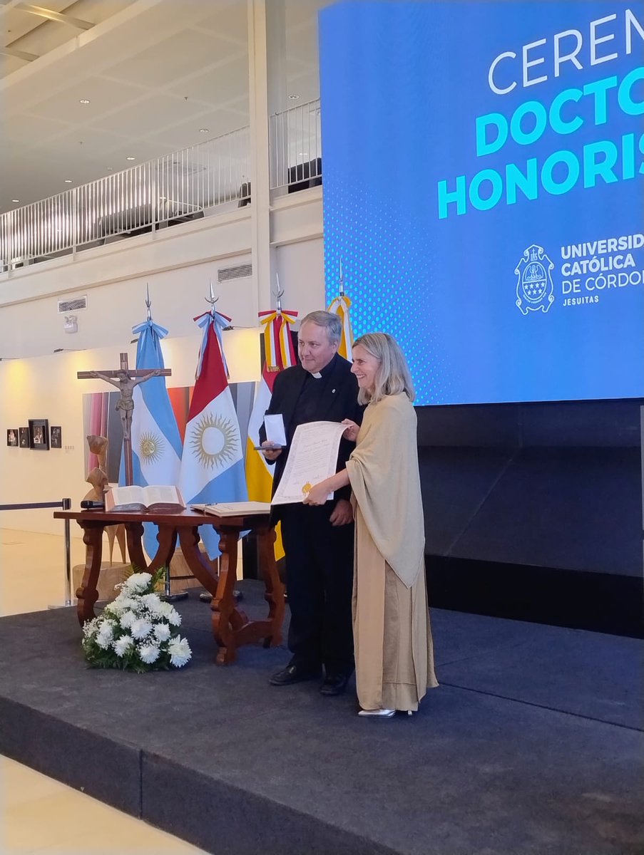UCCoficial's tweet photo. En una emotiva ceremonia llevada a cabo este martes 29/9, en nuestro Campus Universitario, el rector de la UCC, P. Lic. Andrés Aguerre S.J., entregó el diploma y la medalla del doctorado honoris causa a la Dra. María José Aranguren Querejeta, reconocida experta en el área de competitividad y estrategia territorial, clústeres y redes, en análisis y evaluación de políticas públicas.

Se trata de una profesional laureada en las ciencias económicas y empresariales en la @deusto, universidad jesuita vasca de la que actualmente es vicerrectora, con un brillante desempeño en la docencia, en la investigación, en el liderazgo de proyectos como directora General de @orkestra (Instituto Vasco de Competitividad) entre 2013 y 2025, con la publicación de numerosos libros y artículos en revistas especializadas y de alto impacto, en una actuación profesional que se ha destacado, a lo largo de los años, por el compromiso social de profunda humanidad y de valores ignacianos.

La ceremonia, que se concretó en el Espacio Osvaldo Pol, contó con la presencia de las autoridades académicas de nuestra Universidad, de ministros del @gobdecordoba, y del rector de la @deusto, P. Dr. Juan José Etxeberria Sagastume S.J., entre otros invitados especiales.

Marcelo Jaluf, el decano de nuestra Facultad de Ciencias Económicas y de Administración que propuso la distinción de la Dra. Aranguren Querejeta en el marco del 70º aniversario de nuestra Universidad, tuvo a su cargo la "laudatio" en la que expuso y exaltó los méritos académicos, científicos, sociales y humanos de la homenajeada.

Tras enumerar los logros académicos de la flamante doctora honoris causa de la UCC, Jaluf agregó: "Estos antecedentes serían suficientes para fundamentar una distinción académica (...). Pero hay algo más profundo en su trayectoria que una sucesión, por notable que sea, de cargos, publicaciones y reconocimientos: me refiero a una determinada manera de entender el conocimiento y, particularmente, una determinada manera de entender la Universidad. Buena parte de su obra académica se ha construido alrededor de una pregunta que resulta muy actual: ¿cómo puede el conocimiento contribuir efectivamente al desarrollo de un territorio y al bienestar de las personas que lo habitan?"

Luego, se dio lectura de la Resolución Rectoral que concedió el doctorado, y nuestro Rector le entregó a Dra. Aranguren Querejeta el diploma y la medalla que acreditan el título honorífico. Acto seguido, la distinguida compartió su conferencia magistral titulada "Ciencia, conciencia y compromiso territorial: investigación transformadora al servicio del bienestar inclusivo".

En uno de los párrafos más emotivos de su exposición, dijo: "Al mirar mi trayectoria y al recibir este reconocimiento, que acojo con profunda emoción, siento que lo verdaderamente valioso no está en la acumulación de publicaciones indexadas de mi currículum o en el número de citas bibliográficas; lo valioso está en lo que haya podido contribuir a sembrar una cultura de transformación social que ayude a mejorar la calidad de vida de las personas y, como decía el beato Hermano Garate S.J., quien trabajó durante 41 años en la portería de nuestra Universidad de @deusto y dejó una gran huella en ella, 'yo hago buenamente lo que puedo, el resto lo hace el Señor que todo lo puede'. Por ello, como compromiso a futuro, mi horizonte no está en los resultados inmediatos de mi trabajo sino en el legado que podamos dejar a las nuevas generaciones. Siento que debemos acompañar a las nuevas generaciones en su propia búsqueda del sentido de vida, abriendo el horizonte para que puedan sentirse llamados a ser agentes de cambio y personas comprometidas con la justicia social. Debemos suscitar en ellos esa inquietud, ese inconformismo saludable frente a un mundo que se conforma con la injusticia, capacitándolos para pensar de manera crítica, debatir con rigor, distinguir con prudencia y actuar con valentía en la construcción del bien común".

Por último, nuestro Rector dirigió unas palabras a la Dra. Aranguren Querejeta y a todos los presentes, palabras en las que reconoció la trayectoria profesional, pero, sobre todo profundamente humana, en un ámbito donde no abundan estos valores. Recordó la frase-enseñanza de San Ignacio de Loyola "el amor ha de ponerse más en las obras que en las palabras", y dijo que en trabajo "territorial" de la Dra. Aranguren esa enseñanza se reconoce con claridad.

Por último, el padre Andrés Aguerre S.J., apeló al consejo que escribió alguna vez el fallecido padre Peter Kolvenbach S.J., quien fue superior General de la @JesuitasGlobal, y que nuestro Rector siempre comparte con nuestros graduados/as: que nunca tomen una decisión sin considerar cómo impactará en las personas más vulnerables. Y aseguró que esa consideración de profunda sensibilidad social ha distinguido la trayectoria de vida y académica de la Dra. Aranguren Querejeta.

Compartimos algunas imágenes del acto académico⬇️