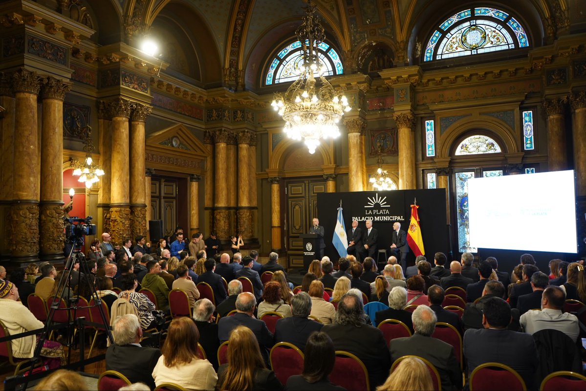 Julio_Alak's tweet photo. Recibimos en #LaPlataCapital a Santiago Muñoz Machado, director de la Real Academia Española, a quien tuvimos el honor de distinguir como Visitante Ilustre y Huésped de Honor de nuestra ciudad, junto al presidente de la Suprema Corte de Justicia bonaerense, Sergio Torres, y el presidente de la Academia Argentina de Letras, Rafael Oteriño.

En el marco de su visita, formalizamos además la adhesión de La Plata a la Red Panhispánica de Lenguaje Claro y Accesible, reafirmando nuestro compromiso con una comunicación pública clara y comprensible para todos.

Porque el derecho a comprender también es parte del derecho a la justicia y una condición fundamental para acercar cada vez más las instituciones a la comunidad.