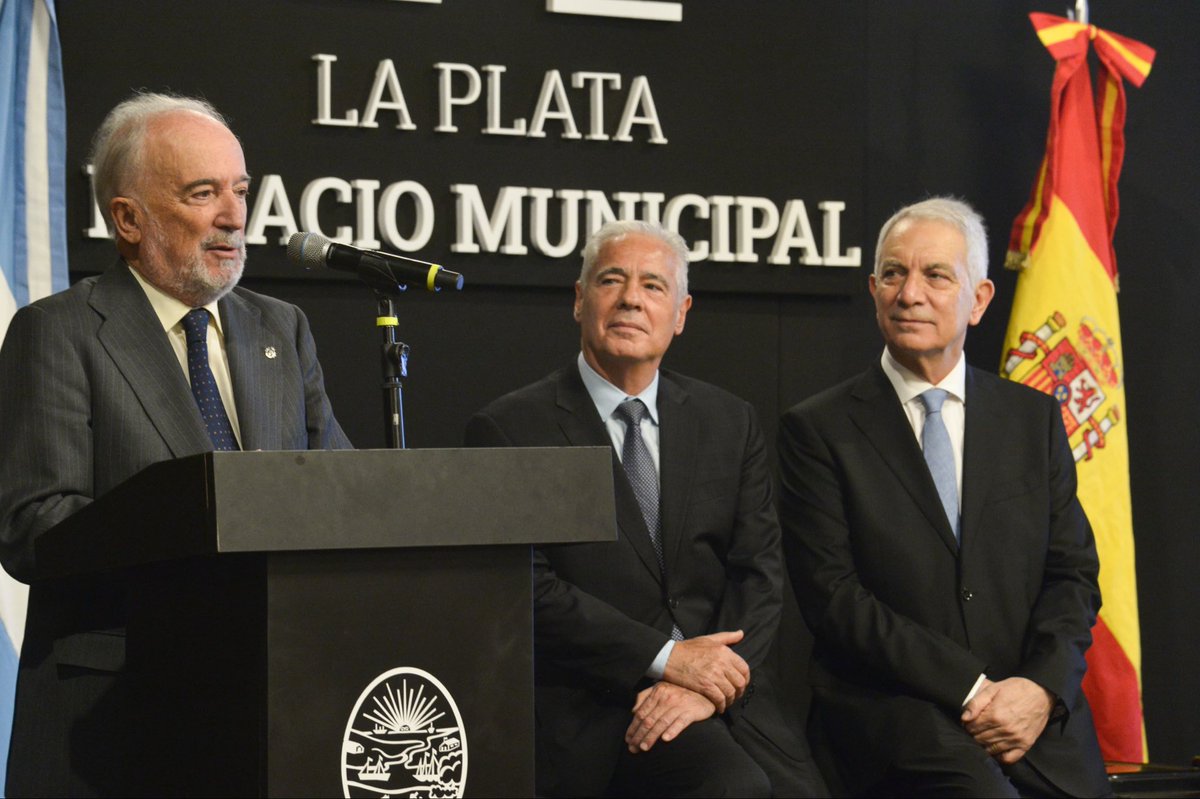 Julio_Alak's tweet photo. Recibimos en #LaPlataCapital a Santiago Muñoz Machado, director de la Real Academia Española, a quien tuvimos el honor de distinguir como Visitante Ilustre y Huésped de Honor de nuestra ciudad, junto al presidente de la Suprema Corte de Justicia bonaerense, Sergio Torres, y el presidente de la Academia Argentina de Letras, Rafael Oteriño.

En el marco de su visita, formalizamos además la adhesión de La Plata a la Red Panhispánica de Lenguaje Claro y Accesible, reafirmando nuestro compromiso con una comunicación pública clara y comprensible para todos.

Porque el derecho a comprender también es parte del derecho a la justicia y una condición fundamental para acercar cada vez más las instituciones a la comunidad.
