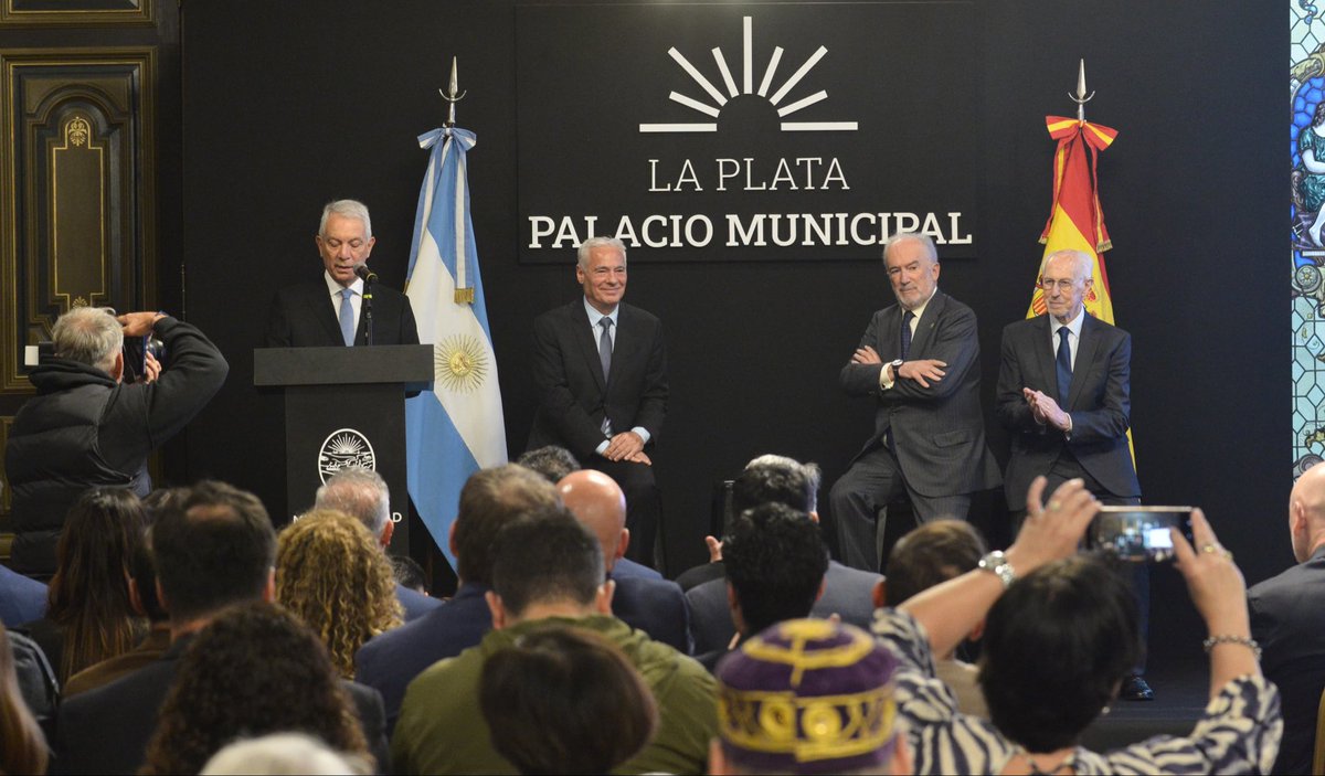 Julio_Alak's tweet photo. Recibimos en #LaPlataCapital a Santiago Muñoz Machado, director de la Real Academia Española, a quien tuvimos el honor de distinguir como Visitante Ilustre y Huésped de Honor de nuestra ciudad, junto al presidente de la Suprema Corte de Justicia bonaerense, Sergio Torres, y el presidente de la Academia Argentina de Letras, Rafael Oteriño.

En el marco de su visita, formalizamos además la adhesión de La Plata a la Red Panhispánica de Lenguaje Claro y Accesible, reafirmando nuestro compromiso con una comunicación pública clara y comprensible para todos.

Porque el derecho a comprender también es parte del derecho a la justicia y una condición fundamental para acercar cada vez más las instituciones a la comunidad.