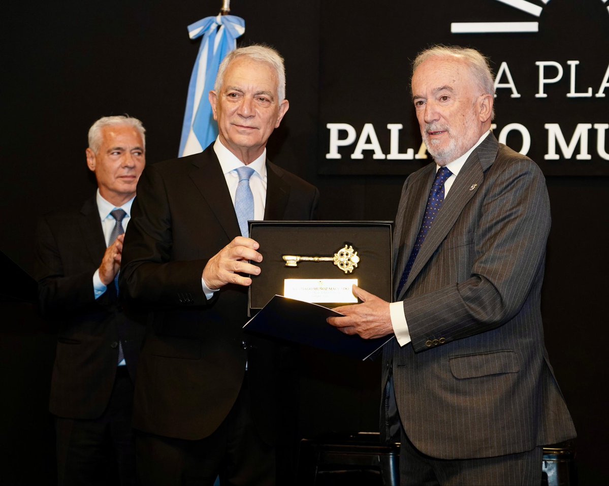 Julio_Alak's tweet photo. Recibimos en #LaPlataCapital a Santiago Muñoz Machado, director de la Real Academia Española, a quien tuvimos el honor de distinguir como Visitante Ilustre y Huésped de Honor de nuestra ciudad, junto al presidente de la Suprema Corte de Justicia bonaerense, Sergio Torres, y el presidente de la Academia Argentina de Letras, Rafael Oteriño.

En el marco de su visita, formalizamos además la adhesión de La Plata a la Red Panhispánica de Lenguaje Claro y Accesible, reafirmando nuestro compromiso con una comunicación pública clara y comprensible para todos.

Porque el derecho a comprender también es parte del derecho a la justicia y una condición fundamental para acercar cada vez más las instituciones a la comunidad.