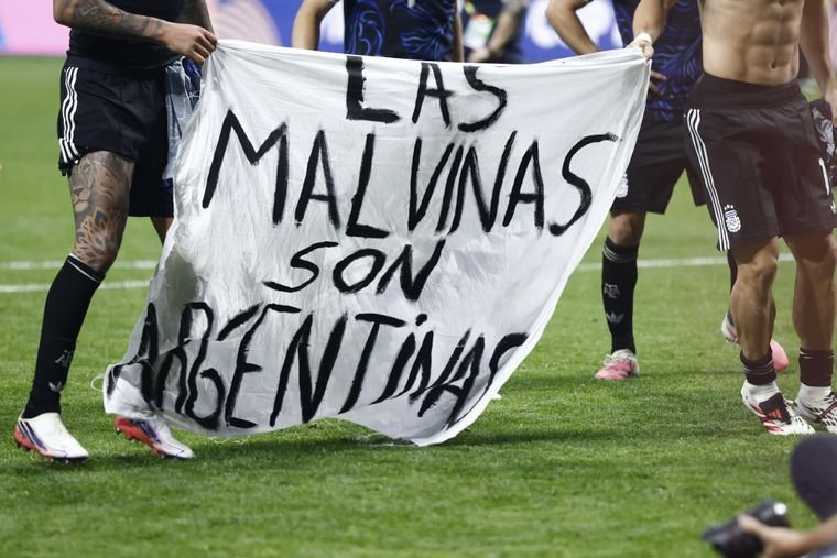 dschejtman's tweet photo. Las Malvinas son argentinas y el resto del territorio también. Miles y miles se lo hicieron saber al Congreso. Ahora hay que dejárselo claro a los tres cortesanos. Y después hay que echarlos a patadas en el culo por traidores a la patria. https://t.co/e2UR8Cl95e