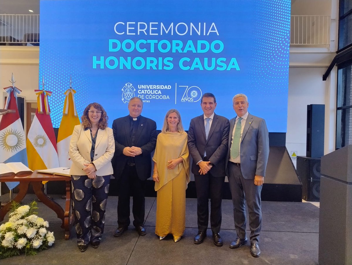 UCCoficial's tweet photo. En una emotiva ceremonia llevada a cabo este martes 29/9, en nuestro Campus Universitario, el rector de la UCC, P. Lic. Andrés Aguerre S.J., entregó el diploma y la medalla del doctorado honoris causa a la Dra. María José Aranguren Querejeta, reconocida experta en el área de competitividad y estrategia territorial, clústeres y redes, en análisis y evaluación de políticas públicas.

Se trata de una profesional laureada en las ciencias económicas y empresariales en la @deusto, universidad jesuita vasca de la que actualmente es vicerrectora, con un brillante desempeño en la docencia, en la investigación, en el liderazgo de proyectos como directora General de @orkestra (Instituto Vasco de Competitividad) entre 2013 y 2025, con la publicación de numerosos libros y artículos en revistas especializadas y de alto impacto, en una actuación profesional que se ha destacado, a lo largo de los años, por el compromiso social de profunda humanidad y de valores ignacianos.

La ceremonia, que se concretó en el Espacio Osvaldo Pol, contó con la presencia de las autoridades académicas de nuestra Universidad, de ministros del @gobdecordoba, y del rector de la @deusto, P. Dr. Juan José Etxeberria Sagastume S.J., entre otros invitados especiales.

Marcelo Jaluf, el decano de nuestra Facultad de Ciencias Económicas y de Administración que propuso la distinción de la Dra. Aranguren Querejeta en el marco del 70º aniversario de nuestra Universidad, tuvo a su cargo la "laudatio" en la que expuso y exaltó los méritos académicos, científicos, sociales y humanos de la homenajeada.

Tras enumerar los logros académicos de la flamante doctora honoris causa de la UCC, Jaluf agregó: "Estos antecedentes serían suficientes para fundamentar una distinción académica (...). Pero hay algo más profundo en su trayectoria que una sucesión, por notable que sea, de cargos, publicaciones y reconocimientos: me refiero a una determinada manera de entender el conocimiento y, particularmente, una determinada manera de entender la Universidad. Buena parte de su obra académica se ha construido alrededor de una pregunta que resulta muy actual: ¿cómo puede el conocimiento contribuir efectivamente al desarrollo de un territorio y al bienestar de las personas que lo habitan?"

Luego, se dio lectura de la Resolución Rectoral que concedió el doctorado, y nuestro Rector le entregó a Dra. Aranguren Querejeta el diploma y la medalla que acreditan el título honorífico. Acto seguido, la distinguida compartió su conferencia magistral titulada "Ciencia, conciencia y compromiso territorial: investigación transformadora al servicio del bienestar inclusivo".

En uno de los párrafos más emotivos de su exposición, dijo: "Al mirar mi trayectoria y al recibir este reconocimiento, que acojo con profunda emoción, siento que lo verdaderamente valioso no está en la acumulación de publicaciones indexadas de mi currículum o en el número de citas bibliográficas; lo valioso está en lo que haya podido contribuir a sembrar una cultura de transformación social que ayude a mejorar la calidad de vida de las personas y, como decía el beato Hermano Garate S.J., quien trabajó durante 41 años en la portería de nuestra Universidad de @deusto y dejó una gran huella en ella, 'yo hago buenamente lo que puedo, el resto lo hace el Señor que todo lo puede'. Por ello, como compromiso a futuro, mi horizonte no está en los resultados inmediatos de mi trabajo sino en el legado que podamos dejar a las nuevas generaciones. Siento que debemos acompañar a las nuevas generaciones en su propia búsqueda del sentido de vida, abriendo el horizonte para que puedan sentirse llamados a ser agentes de cambio y personas comprometidas con la justicia social. Debemos suscitar en ellos esa inquietud, ese inconformismo saludable frente a un mundo que se conforma con la injusticia, capacitándolos para pensar de manera crítica, debatir con rigor, distinguir con prudencia y actuar con valentía en la construcción del bien común".

Por último, nuestro Rector dirigió unas palabras a la Dra. Aranguren Querejeta y a todos los presentes, palabras en las que reconoció la trayectoria profesional, pero, sobre todo profundamente humana, en un ámbito donde no abundan estos valores. Recordó la frase-enseñanza de San Ignacio de Loyola "el amor ha de ponerse más en las obras que en las palabras", y dijo que en trabajo "territorial" de la Dra. Aranguren esa enseñanza se reconoce con claridad.

Por último, el padre Andrés Aguerre S.J., apeló al consejo que escribió alguna vez el fallecido padre Peter Kolvenbach S.J., quien fue superior General de la @JesuitasGlobal, y que nuestro Rector siempre comparte con nuestros graduados/as: que nunca tomen una decisión sin considerar cómo impactará en las personas más vulnerables. Y aseguró que esa consideración de profunda sensibilidad social ha distinguido la trayectoria de vida y académica de la Dra. Aranguren Querejeta.

Compartimos algunas imágenes del acto académico⬇️