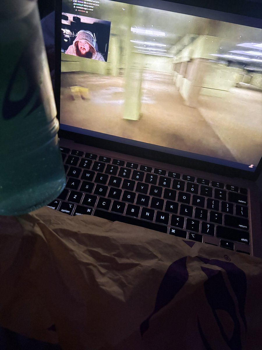 briemeows's tweet photo. taco bell + caseoh the BEST https://t.co/8ucPxb0ZxN