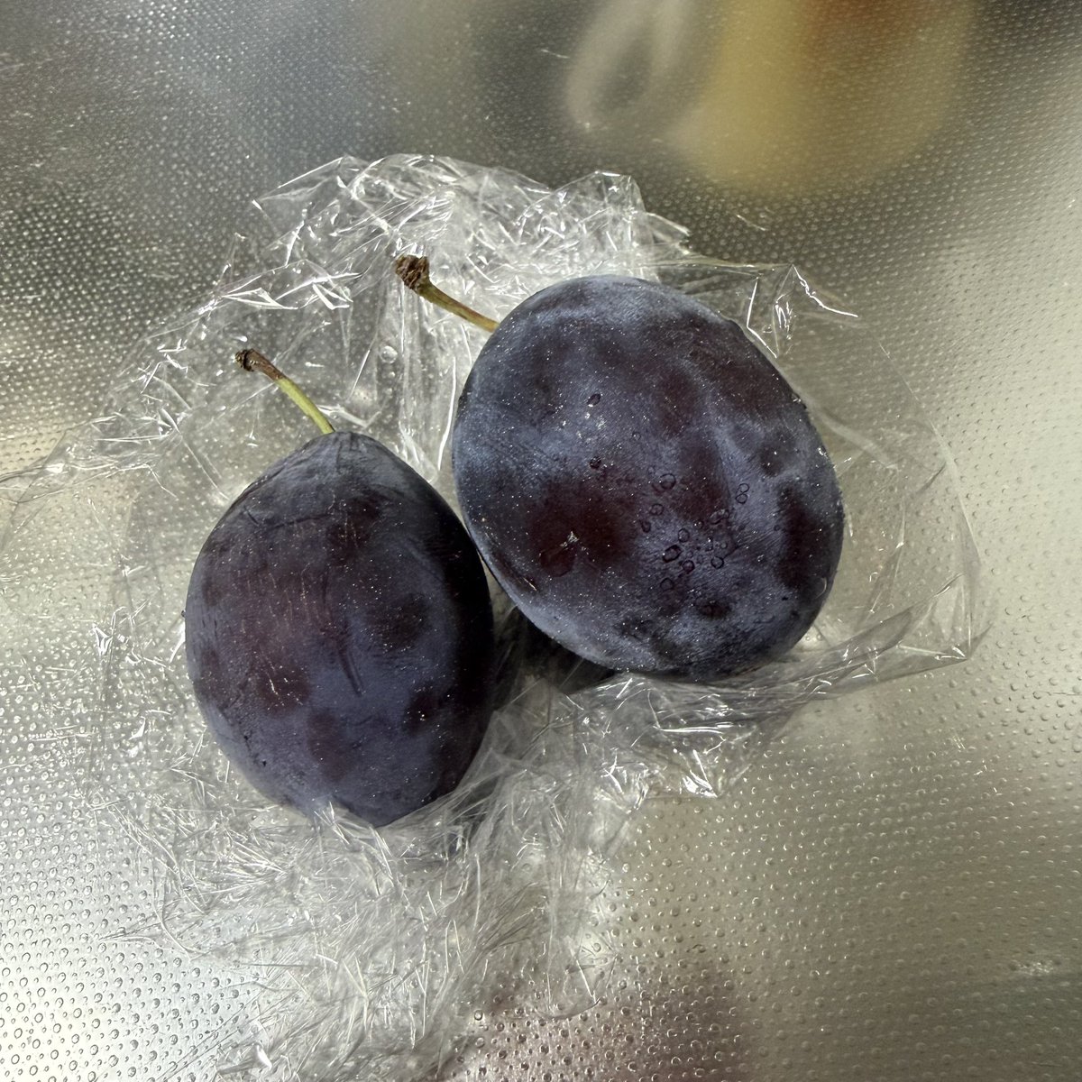 deadend002's tweet photo. プルーンもらった…
過去に食べた記憶ねぇな🤔

どう食べるの？
「皮ごとそのまま」って言われたけど、はじめての果物はちょい抵抗あるな笑 https://t.co/6mHGqbjJ6B