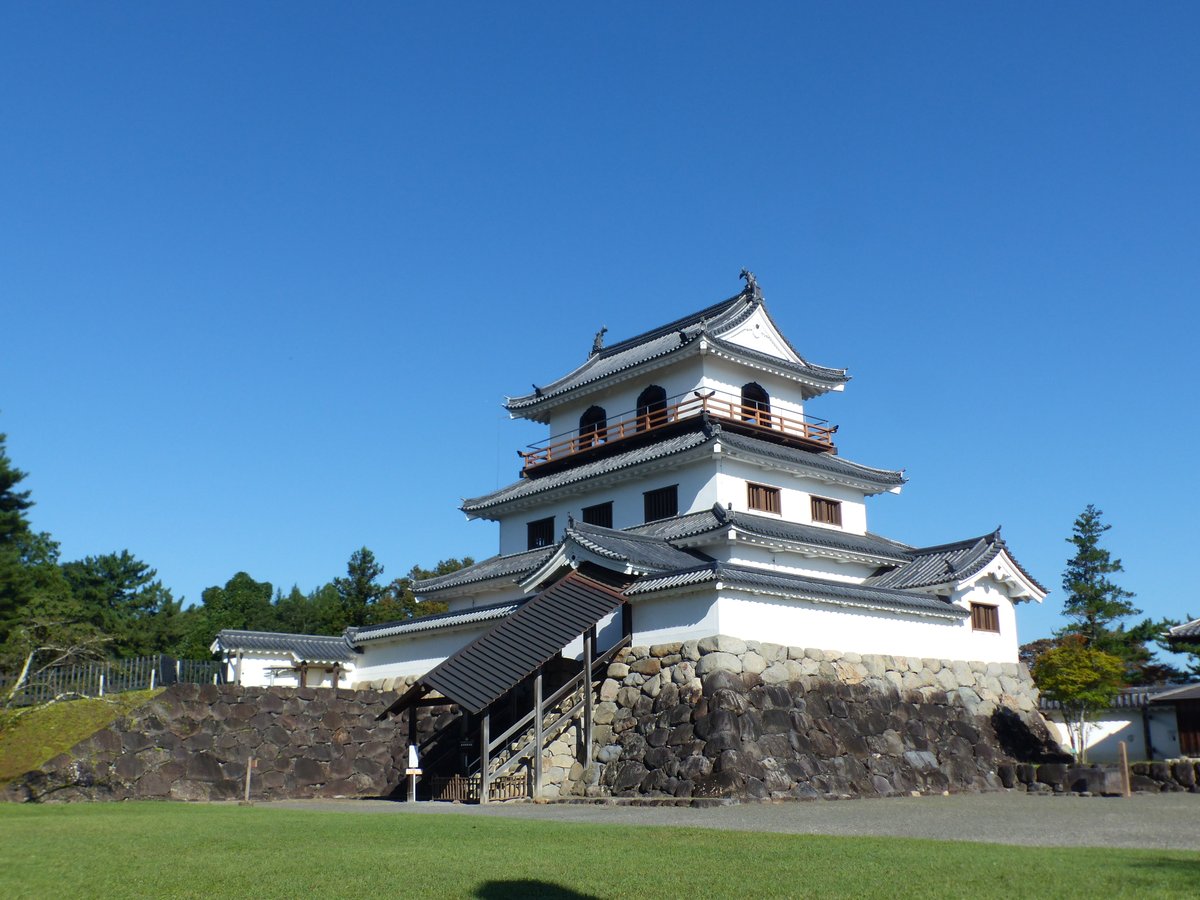 shiroishicastle's tweet photo. 久しぶりに澄んだ青空が広がる白石城です
栗もどんぐりも色づきすっかり秋の景色です https://t.co/qHrCrpnHbz